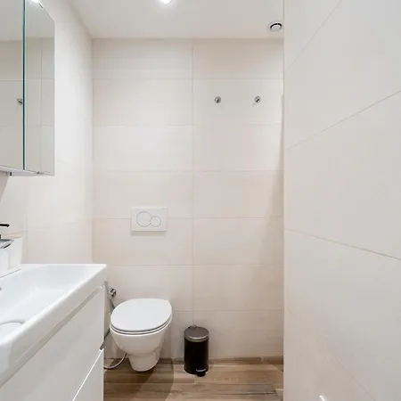 Renting - Republique - Garibaldi Chic 3 Bedrooms 3 Bathrooms Balcony Aircon דירה ניס